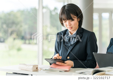 タブレット端末を使いながら勉強する中学生・高校生の女子生徒 122102717