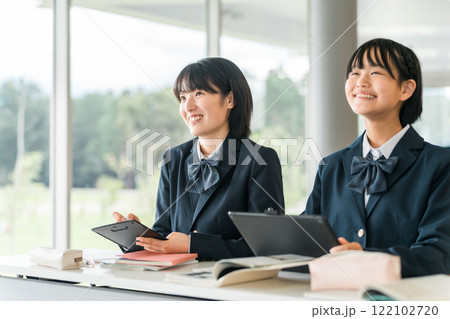 タブレット端末を使いながら勉強する中学生・高校生の女子生徒 タブレット端末を使いながら勉強する中学生・高校生の女子生徒 122102720
