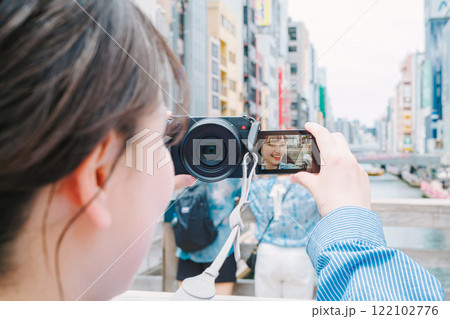 大阪道頓堀で自撮りする女性カメラマン 122102776