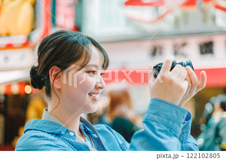 大阪の街を撮影するカメラ女子|女性カメラマン 大阪の街を撮影するカメラ女子|女性カメラマン 122102805