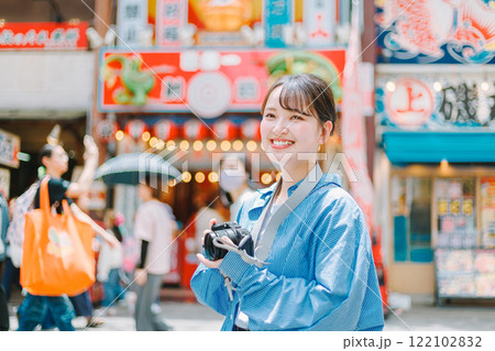 大阪の街を撮影するカメラ女子|女性カメラマン 大阪の街を撮影するカメラ女子|女性カメラマン 122102832