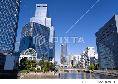 東京　芝浦運河沿いのオフィス街 122102914