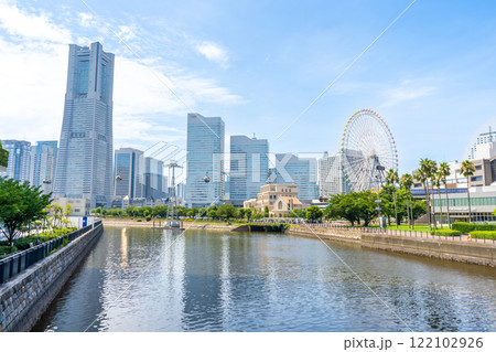 神奈川県　万国橋から見たみなとみらいの風景 122102926