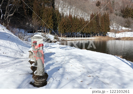 中綱湖を見つめる雪の中のお地蔵様 中綱湖を見つめる雪の中のお地蔵様 122103261