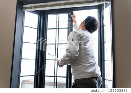 窓の点検をする業者　ライフスタイルイメージ	 122103381