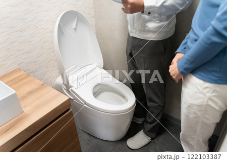 トイレの点検をする修理業者　ライフスタイルイメージ	 122103387