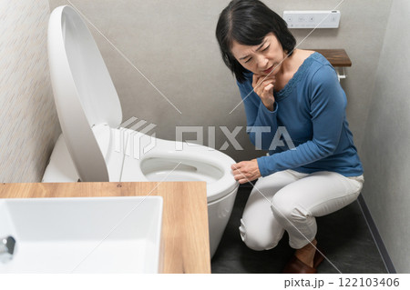 トイレのトラブルで困るミドル女性 ライフスタイルイメージ トイレのトラブルで困るミドル女性 ライフスタイルイメージ 122103406