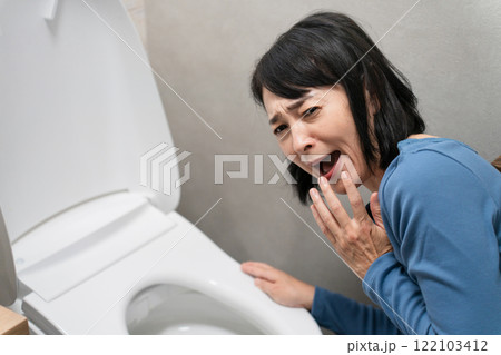 トイレのトラブルで困るミドル女性 ライフスタイルイメージ トイレのトラブルで困るミドル女性 ライフスタイルイメージ 122103412