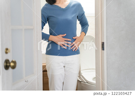 便秘が解消されたミドル女性　ライフスタイルイメージ 122103427