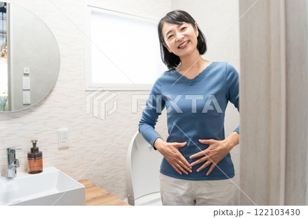 便秘が解消されたミドル女性 ライフスタイルイメージ 便秘が解消されたミドル女性 ライフスタイルイメージ 122103430