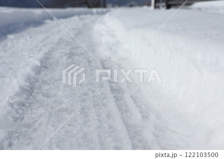雪の上についたタイヤの跡 雪の上についたタイヤの跡 122103500
