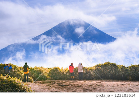 竜ヶ岳山頂から富士山を見る登山者たち 122103614