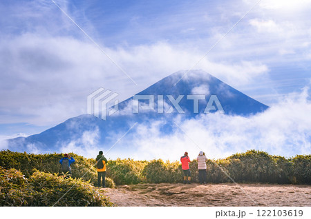 竜ヶ岳山頂から富士山を見る登山者たち 122103619