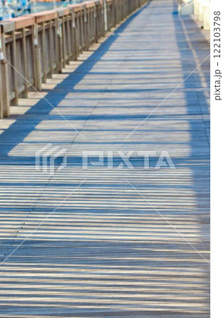 冬の晴れた日の橋 122103798