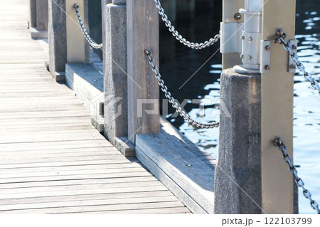 桟橋から海を眺める 122103799