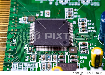 コンピューターマザーボードの高解像度クローズアップ写真 122103803