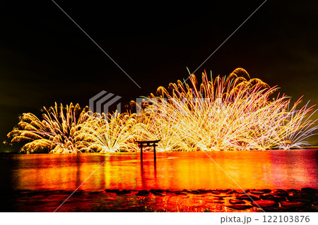 鳥居を囲むように打ち上げられる水上花火風景　永尾剱神社　不知火・海の祭り（花火大会）宇城市不知火町 122103876