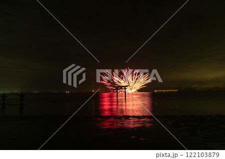 鳥居を囲むように打ち上げられる水上花火風景　永尾剱神社　不知火・海の祭り（花火大会）宇城市不知火町 122103879