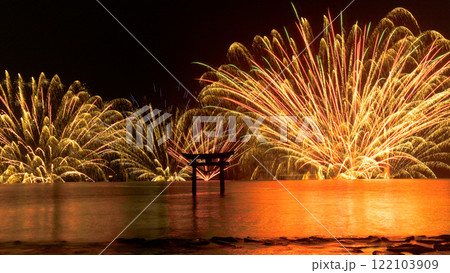 鳥居を囲むように打ち上げられる水上花火風景　永尾剱神社　不知火・海の祭り（花火大会）宇城市不知火町 122103909