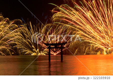 鳥居を囲むように打ち上げられる水上花火風景　永尾剱神社　不知火・海の祭り（花火大会）宇城市不知火町 122103910