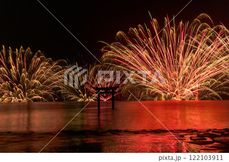 鳥居を囲むように打ち上げられる水上花火風景　永尾剱神社　不知火・海の祭り（花火大会）宇城市不知火町 122103911