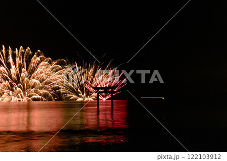 鳥居を囲むように打ち上げられる水上花火風景 永尾剱神社 不知火・海の祭り(花火大会)宇城市不知火町 鳥居を囲むように打ち上げられる水上花火風景 永尾剱神社 不知火・海の祭り(花火大会)宇城市不知火町 122103912