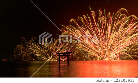 鳥居を囲むように打ち上げられる水上花火風景　永尾剱神社　不知火・海の祭り（花火大会）宇城市不知火町 122103913
