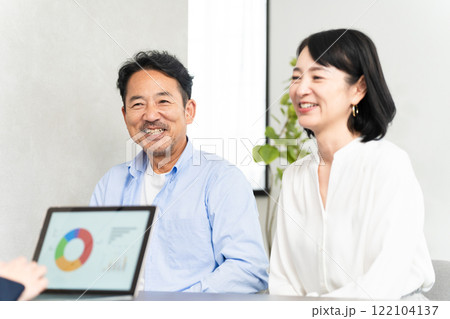 熟年夫婦と保険外交員　ビジネスイメージ 122104137