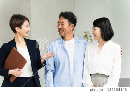 熟年夫婦と保険外交員　ビジネスイメージ 122104148