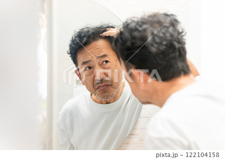 ヘアチェックをするミドル男性　ビューティーイメージ	 122104158