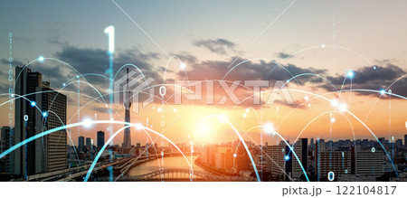 現代都市とデジタルネットワーク　バナー・広告向け横長ビジュアル 122104817