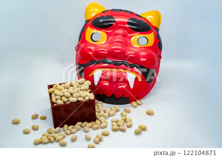 節分の鬼の面と升に入った豆 122104871