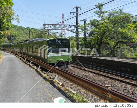河内堅上駅を出発した大和路線の203系電車 122105055