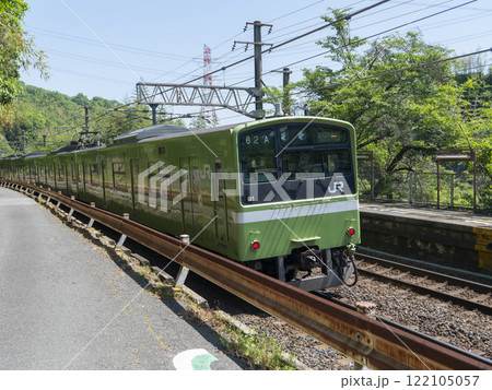 河内堅上駅を出発した大和路線の203系電車 122105057