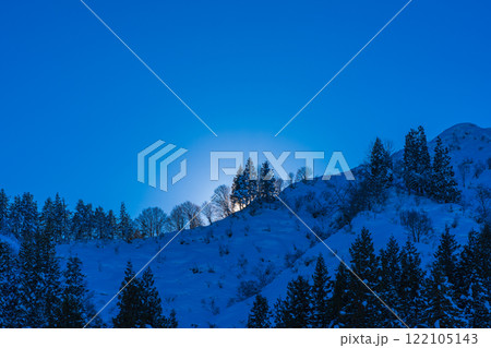 雪山から登る太陽（朝日が稜線を照らす） 122105143