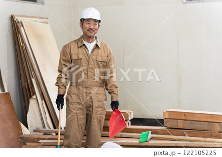建設現場で働くミドル男性 122105225