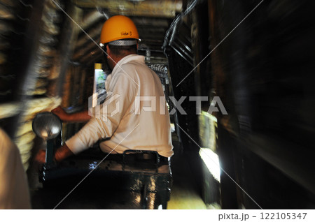 炭鉱のトロッコ 122105347