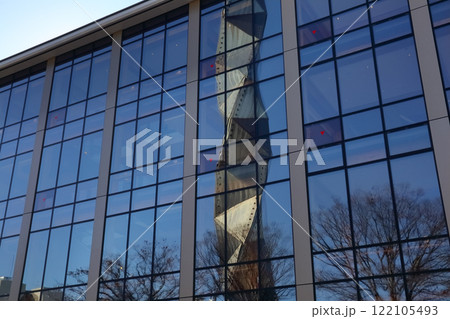 ロマンチック茨城（水戸市民会館の窓に芸術館の幾何学的なタワーが歪み映る。正に芸術的だ。）水戸市 122105493