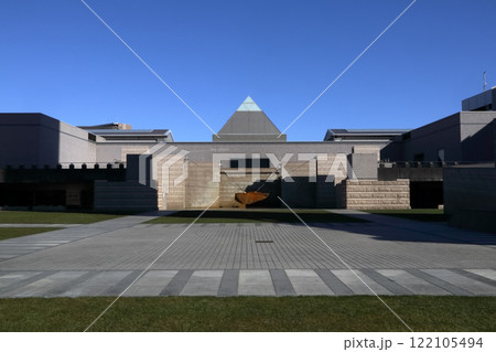 ロマンチック茨城（快晴の青空の下、冬の日差しの影と光で建物の幾何学模様が輝く。）水戸芸術館、広場 122105494