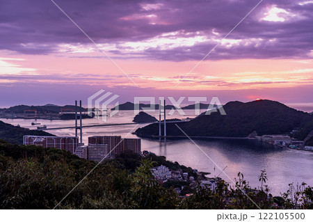 長崎県長崎市　鍋冠山公園展望台から眺める長崎港の女神大橋と沈む夕陽 122105500