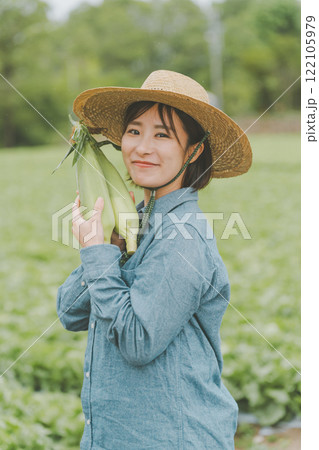 とうもろこしと女性農家 122105979