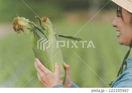とうもろこしと女性農家 とうもろこしと女性農家 122105987