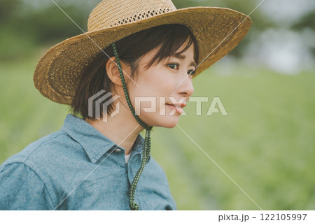 レタス農家と雨 122105997