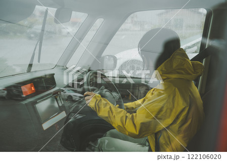 雨の日の運転 122106020