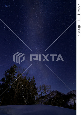 天の川が輝く冬の星空 天の川が輝く冬の星空 122106097