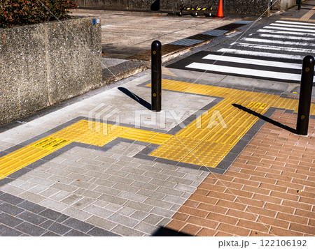 横断歩道手前の点字ブロック設置例 横断歩道手前の点字ブロック設置例 122106192