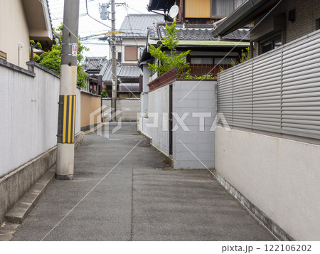 住宅密集地を通る路地の風景 122106202