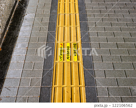 歩道上の点字ブロック設置例 歩道上の点字ブロック設置例 122106562