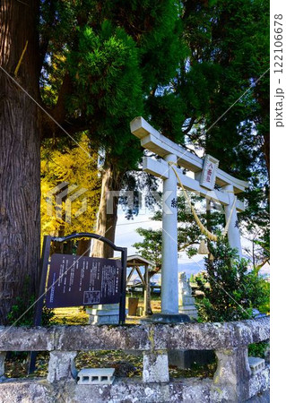 秋晴れ光芒と神社の秋景色風景 八面社(はちめんしゃ) / 市下神社(南阿蘇村) 秋晴れ光芒と神社の秋景色風景 八面社(はちめんしゃ) / 市下神社(南阿蘇村) 122106678