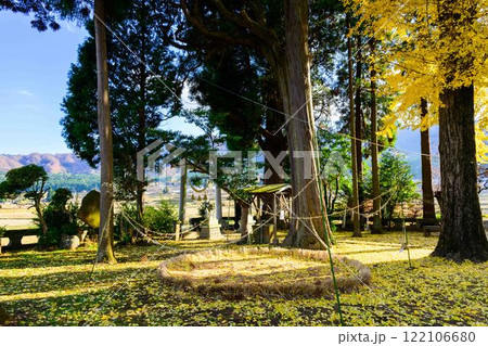 秋晴れ光芒と神社の秋景色風景　八面社（はちめんしゃ） / 市下神社（南阿蘇村） 122106680